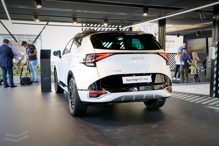 Trong khi đó, động cơ diesel 1.6L 4 xi-lanh cho công suất đầu ra 113 mã lực hoặc 134 mã lực và có công nghệ kiểm soát khí thải chủ động SCR để giúp giảm NOx và các khí thải độc hại khác. Hộp số ly hợp kép 7 cấp có sẵn cho động cơ 1.6L cũng như hộp số sàn sáu cấp cho tất cả các biến thể. Tất cả các phiên bản Kia Sportage 2022 châu Âu đều được trang bị tiêu chuẩn công nghệ Stop&amp;Go.