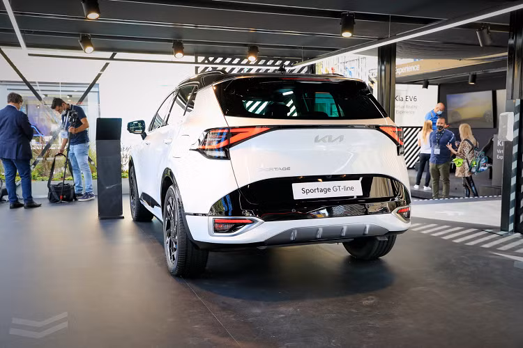 Trong khi đó, động cơ diesel 1.6L 4 xi-lanh cho công suất đầu ra 113 mã lực hoặc 134 mã lực và có công nghệ kiểm soát khí thải chủ động SCR để giúp giảm NOx và các khí thải độc hại khác. Hộp số ly hợp kép 7 cấp có sẵn cho động cơ 1.6L cũng như hộp số sàn sáu cấp cho tất cả các biến thể. Tất cả các phiên bản Kia Sportage 2022 châu Âu đều được trang bị tiêu chuẩn công nghệ Stop&amp;Go.