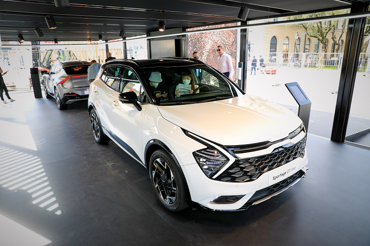  Kia Sportage 2022 mới phiên bản châu Âu sở hữu thiết kế giống như phiên bản toàn cầu nhưng có chiều dài cơ sở ngắn hơn 133 mm. Phiên bản được trưng bày tại Triển lãm ô tô quốc tế IAA là bản GT-Line với ngoại thất 2 tông màu trắng kết hợp với phần mái xe màu đen giúp làm nổi bật các đường nét thiết kế đặc biệt của chiếc crossover này.