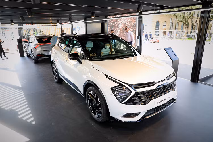  Kia Sportage 2022 mới phiên bản châu Âu sở hữu thiết kế giống như phiên bản toàn cầu nhưng có chiều dài cơ sở ngắn hơn 133 mm. Phiên bản được trưng bày tại Triển lãm ô tô quốc tế IAA là bản GT-Line với ngoại thất 2 tông màu trắng kết hợp với phần mái xe màu đen giúp làm nổi bật các đường nét thiết kế đặc biệt của chiếc crossover này.