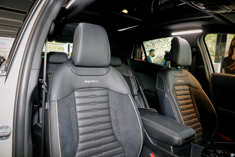 Dưới nắp ca-pô, Kia đang cung cấp cho khách hàng châu Âu một loạt hệ dẫn động bao gồm plug-in hybrid, hybrid, mild-hybrid và động cơ diesel. Phiên bản PHEV sử dụng động cơ 1.6L T-GDI và một động cơ điện 66.9 kW đi kèm gói pin lithium-ion 13.8 kWh, cho tổng công suất đầu ra 261 mã lực.