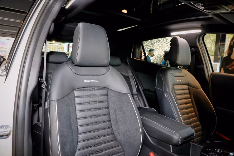 Dưới nắp ca-pô, Kia đang cung cấp cho khách hàng châu Âu một loạt hệ dẫn động bao gồm plug-in hybrid, hybrid, mild-hybrid và động cơ diesel. Phiên bản PHEV sử dụng động cơ 1.6L T-GDI và một động cơ điện 66.9 kW đi kèm gói pin lithium-ion 13.8 kWh, cho tổng công suất đầu ra 261 mã lực.