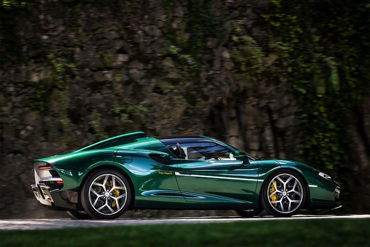 Theo Carrozzeria Touring, phần thân của Touring Superleggera Arese RH95 được chế tạo hoàn toàn từ sợi carbon nhằm mục đích giảm tối đa trọng lượng.