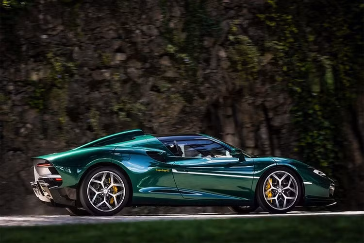 Theo Carrozzeria Touring, phần thân của Touring Superleggera Arese RH95 được chế tạo hoàn toàn từ sợi carbon nhằm mục đích giảm tối đa trọng lượng.