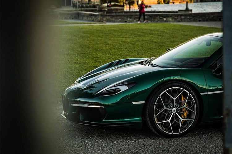 Mẫu xe này nổi bật với khá nhiều chi tiết như hốc hút gió cỡ lớn được đặt ngay trên nóc xe và kéo dài xuống đuôi hay bộ cửa mở theo dạng cắt kéo của LaFerrari.