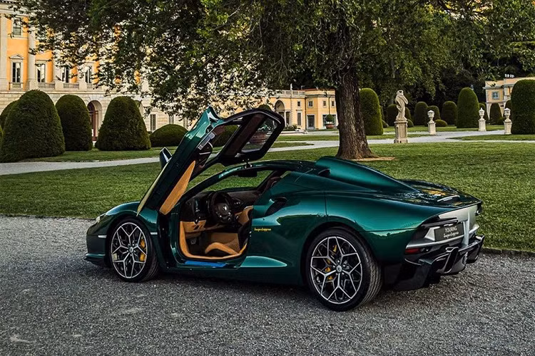 Nhìn vào hình ảnh của siêu xe Touring Superleggera Arese RH95, người xem sẽ dễ dàng liên tưởng tới bộ đôi danh tiếng là Ferrari 488 và Ferrari LaFerrari.