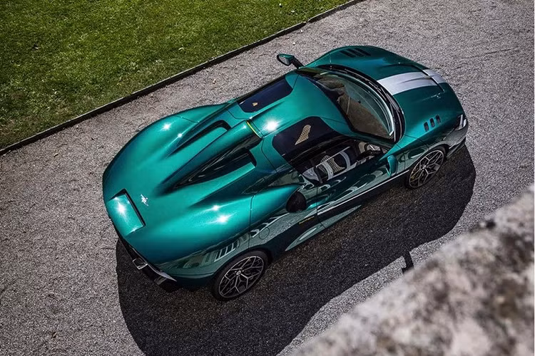 Đối với khoang cabin, hình bóng của mẫu Ferrari 488 hiện lên rõ nét với kiểu bố cục nội thất gần như tương đồng. Phía Carrozzeria Touring cũng đưa ra rất nhiều tuỳ chọn nội thất khác nhau cho chủ xe nhằm tạo sự khác biệt giữa 18 chiếc Touring Superleggera Arese RH95 được sản xuất