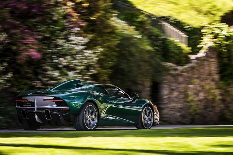 Tiếp tới, xe còn được ứng dụng hệ thống làm mát mới và cả những công nghệ giúp gia tăng lực nén xuống mặt đường. Giá xe Touring Superleggera Arese RH95 đồn đoán khoảng 1 triệu USD (khoảng hơn 23 tỷ đồng), nó sẽ chỉ được sản xuất với số lượng giới hạn 18 chiếc trên toàn cầu.