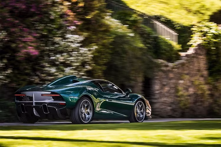 Tiếp tới, xe còn được ứng dụng hệ thống làm mát mới và cả những công nghệ giúp gia tăng lực nén xuống mặt đường. Giá xe Touring Superleggera Arese RH95 đồn đoán khoảng 1 triệu USD (khoảng hơn 23 tỷ đồng), nó sẽ chỉ được sản xuất với số lượng giới hạn 18 chiếc trên toàn cầu.