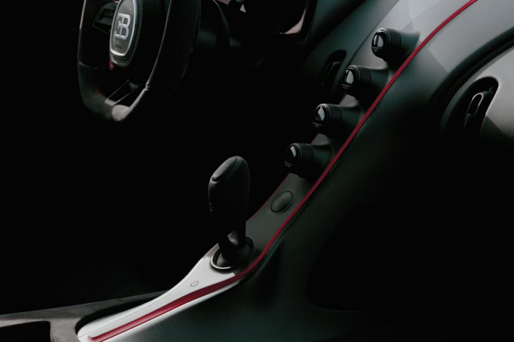 Vì chế tạo dựa trên siêu xe Bugatti Chiron Pur Sport, chiếc xe độc quyền này sẽ có trang bị động cơ tăng áp tứ W16 dung tích 8.0 lít, sản sinh 1.479 mã lực với vòng tua máy tối đa cao hơn phiên bản Chiron tiêu chuẩn. Nó cũng nhận được hộp số được hiệu chỉnh lại với tỷ số gần hơn 15%.