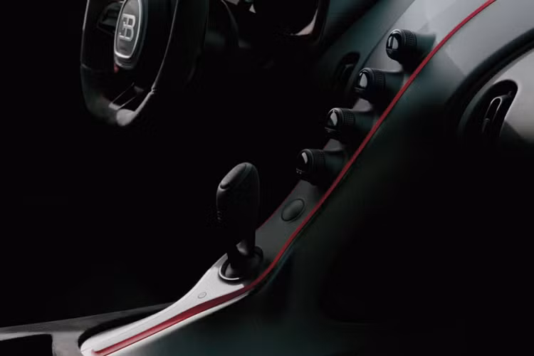 Vì chế tạo dựa trên siêu xe Bugatti Chiron Pur Sport, chiếc xe độc quyền này sẽ có trang bị động cơ tăng áp tứ W16 dung tích 8.0 lít, sản sinh 1.479 mã lực với vòng tua máy tối đa cao hơn phiên bản Chiron tiêu chuẩn. Nó cũng nhận được hộp số được hiệu chỉnh lại với tỷ số gần hơn 15%.