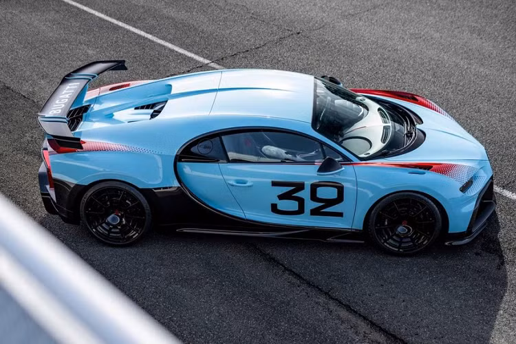 Bugatti không cho biết “Grand Prix” có giá cụ thể là bao nhiêu, nhưng ta có thể đoán rằng chủ sở hữu đã phải trả một khoản phí cao hơn nhiều so với một chiếc Chiron Pur Sport "cơ bản", vốn đã có giá khoảng 3,7 triệu USD.