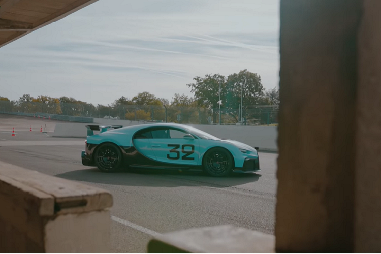 Các điểm nổi bật trên mặt hình ảnh khác bao gồm lớp sơn hai tông màu và những điểm nhấn màu đỏ ở bên trong cabin, ví như đường khâu, hệ thống đường ống, và nhiều huy hiệu “Grand Prix”. Các trang bị, ví dụ vô lăng đáy phẳng bọc Alcantara, thì đã có sẵn trên bản Chiron Pur Sport thông thường.