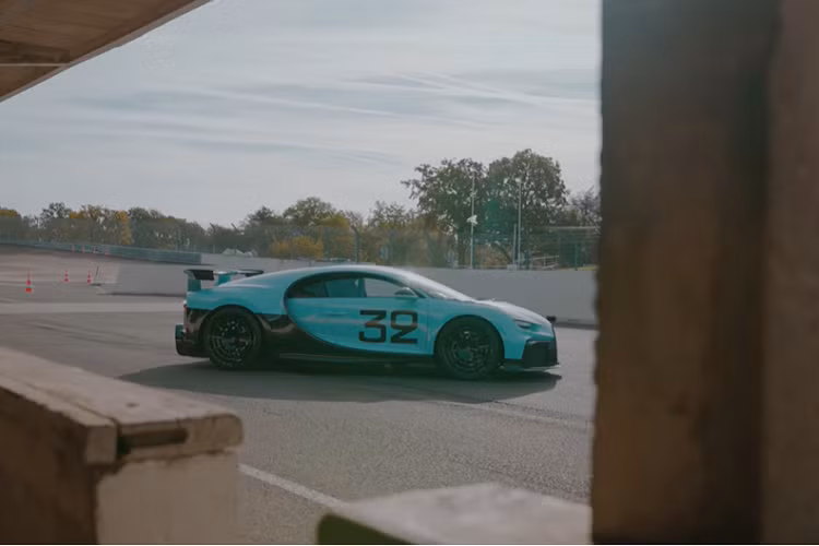 Các điểm nổi bật trên mặt hình ảnh khác bao gồm lớp sơn hai tông màu và những điểm nhấn màu đỏ ở bên trong cabin, ví như đường khâu, hệ thống đường ống, và nhiều huy hiệu “Grand Prix”. Các trang bị, ví dụ vô lăng đáy phẳng bọc Alcantara, thì đã có sẵn trên bản Chiron Pur Sport thông thường.