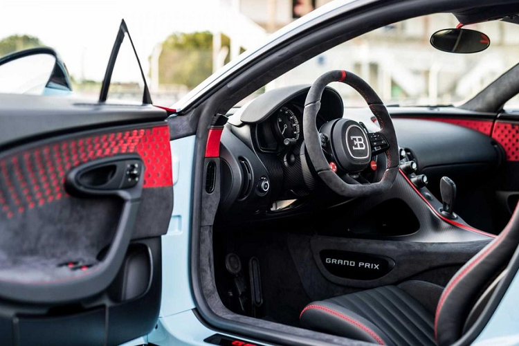 Cụ thể, Bugatti Chiron Pur Sport Grand Prix được truyền cảm hứng bởi những thành tích anh hùng của chính Louis Chiron, người đã chiến thắng giải Grand Prix Pháp tại Montlhery năm 1931 khi ngồi sau tay lái của một chiếc Bugatti Type 51 (một phiên bản nâng cấp của Type 35), mang số hiệu 32 – một chi tiết cũng xuất hiện trên thân vỏ của Chiron Pur Sport “Grand Prix”, và được sơn thủ công cẩn thận.