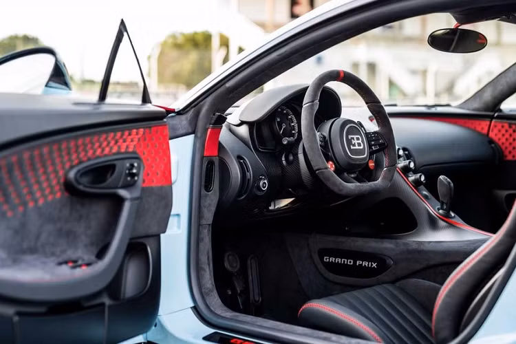 Cụ thể, Bugatti Chiron Pur Sport Grand Prix được truyền cảm hứng bởi những thành tích anh hùng của chính Louis Chiron, người đã chiến thắng giải Grand Prix Pháp tại Montlhery năm 1931 khi ngồi sau tay lái của một chiếc Bugatti Type 51 (một phiên bản nâng cấp của Type 35), mang số hiệu 32 – một chi tiết cũng xuất hiện trên thân vỏ của Chiron Pur Sport “Grand Prix”, và được sơn thủ công cẩn thận.