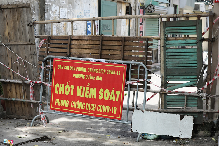Có những khu dân cư chằng néo dây và dùng mọi vật dụng để phong tỏa từ lúc thành phố mới thực hiện Chỉ thị 16 cách đây 1 tháng, cũng có những nơi vừa mới gia cố hàng rào sau khi Hà Nội thông tin chi tiết về 3 vùng để tăng cường công tác phòng chống dịch.