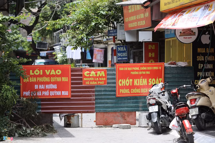 Để đảm bảo an toàn cho người dân đang sinh sống ở những vùng chưa có dịch, lực lượng chức năng cùng các tổ dân phố thiết lập hàng rào che chắn nhằm ngăn các trường hợp ra vào. Hình ảnh tại một khu dân cư trên phố Kim Ngưu, quận Hai Bà Trưng.