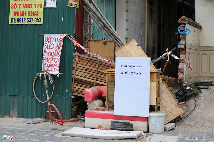 Một ngõ nhỏ trên phố Minh Khai. Người dân rào chắn lối đi này để dễ dàng kiểm soát các trường hợp ra vào ở ngõ lớn, nơi có lực lượng kiểm dịch làm nhiệm vụ.