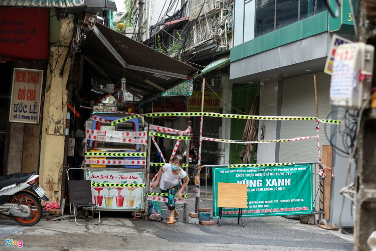 Chằng néo nghiêm ngặt nhưng vẫn có những nơi xuất hiện cảnh vượt rào thường xuyên. Hình ảnh tại ngõ Phất Lộc, quận Hoàn Kiếm.