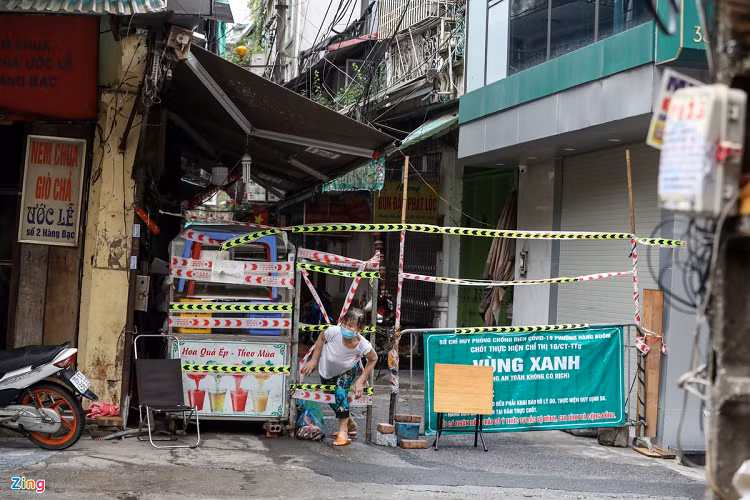 Chằng néo nghiêm ngặt nhưng vẫn có những nơi xuất hiện cảnh vượt rào thường xuyên. Hình ảnh tại ngõ Phất Lộc, quận Hoàn Kiếm.