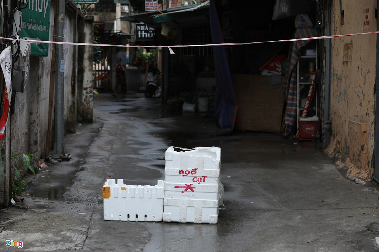 Cũng tại một ngõ nhỏ trên phố Kim Ngưu, cư dân dùng phương tiện thô sơ cảnh báo người qua lại. 