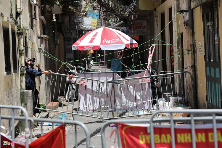 Cách ngõ Phất Lộc chưa đầy 1 km là ngõ Tạm Thương, quận Hoàn Kiếm. Nơi đây một rào chắn của lực lượng chức năng dựng lên vẫn chưa đủ, người dân còn gia cố thêm một lớp ngăn cách phía trong. 