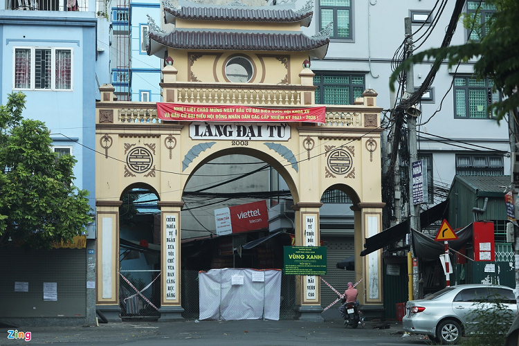 Làng Đại Từ, phường Đại Kim, có nhiều lối vào trong đó có hai cổng chính. Một cổng được rào lại để dễ kiểm soát. Cổng khu dân cư Xóm Giữa, phường Kim Giang được bịt kín, lực lượng chức năng cấm cả việc giao dịch hàng hóa tại lối đi này. 