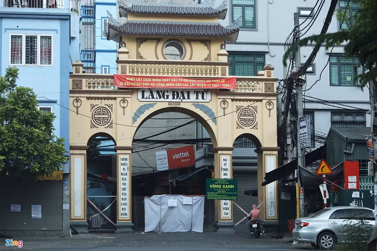 Làng Đại Từ, phường Đại Kim, có nhiều lối vào trong đó có hai cổng chính. Một cổng được rào lại để dễ kiểm soát. Cổng khu dân cư Xóm Giữa, phường Kim Giang được bịt kín, lực lượng chức năng cấm cả việc giao dịch hàng hóa tại lối đi này. 