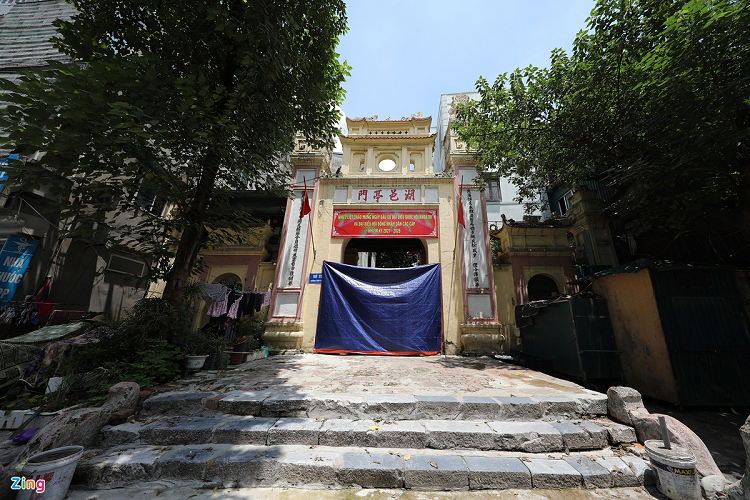 Cư dân sống trong khu vực Thụy Khuê có nhiều ngõ vào. Hầu hết cổng được bịt lại, chỉ cho người dân đi một lối để dễ kiểm soát. Trong ảnh là cổng 372 Thụy Khuê. 