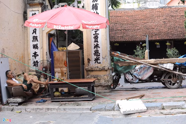 Một ngôi đình trên phố Thụy Khuê cũng được rào lại, ngăn người ngoài vào trong. Phía ngoài, một người đàn ông không đeo khẩu trang ngồi khá lâu.