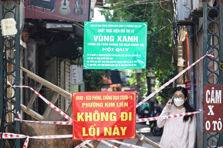 Tại một khu dân cư khác thuộc phường Kim Liên, mọi giao dịch hàng hóa chỉ được thông qua những sợi dây. 