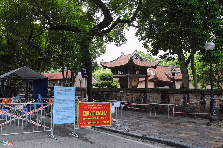 Phố Văn Miếu, đoạn giao với ngã tư Nguyễn Thái Học - Cao Bá Quát, được rào chắn từ vỉa hè xuống lòng đường. Mọi phương tiện không được qua lại. 