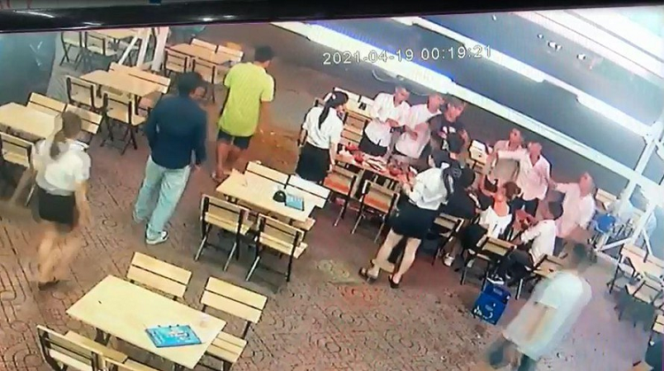 CSGT TPHCM no sung ngan vu hon chien trong quan nhau