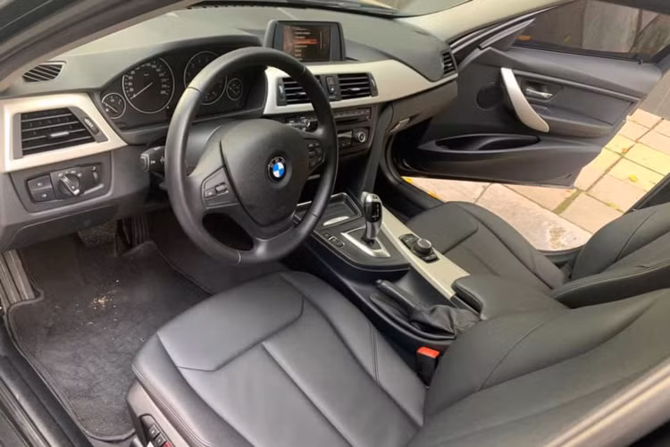 BMW 320i cùng đời được rao bán khá nhiều trong tầm giá trên dưới 750 triệu đồng. Nhìn chung, xe sang của Đức có tuổi đời hơn 5 thường mất giá rất nhanh, lý do là người mua phải tốn kém khá nhiều chi phí để bảo trì &amp; bảo dưỡng nhiều hạng mục hơn so với các dòng xe phổ thông để giúp xe vận hành ổn định.