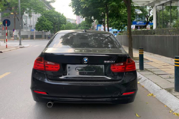 So với trước đây thì giá xe BMW 3 Series (F30) đã “hạ nhiệt” thậm chí hiện tại khách hàng có thể “đụng” vào 3 Series (F30). Đơn cử, một chiếc BMW 320i đời 2014 không quá sâu, bản trước facelift (Pre-LCI), đã lăn bánh được khoảng 80.000km đang được chào bán với giá công khai 6xx triệu đồng.