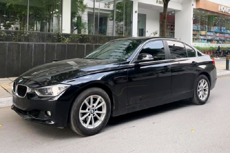 BMW 3 Series là dòng xe mang đến khả năng vận hành thú vị trong phân khúc, đây là lựa chọn lý tưởng dành cho những khách hàng muốn trải nghiệm xe Đức. Nếu như các thế hệ 3 Series trước đó như E90 hay “đồ cổ” E46 đã quá lâu năm có thể làm người chơi xe “chùn bước” thì lựa chọn BMW 3 Series thế hệ F30 là một gợi ý hàng đầu, vì trên thực tế không phải ai cũng có điều kiện “đập hộp” BMW 3 Series thế hệ mới (G20) có giá bán từ 1,89 cho đến hơn 2 tỷ đồng.