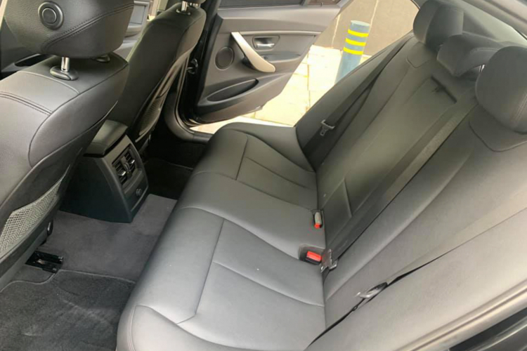 Phiên bản BMW 320i (F30) sử dụng động cơ 4 xy-lanh thẳng hàng dung tích 2.0L (1.998cc) tăng áp cổng nạp kép công nghệ BMW TwinPower cho công suất tối đa 184 mã lực tại vòng tua máy từ 5.000 – 6.000 vòng/phút và mô-men xoắn cực đại đạt 290Nm đạt được từ vòng tua máy 1.350 – 4.250 vòng/phút. Sức mạnh được truyền xuống cầu sau (RWD) thông qua hộp số tự động 8 cấp.