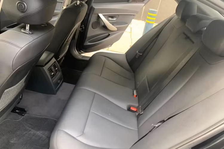 Phiên bản BMW 320i (F30) sử dụng động cơ 4 xy-lanh thẳng hàng dung tích 2.0L (1.998cc) tăng áp cổng nạp kép công nghệ BMW TwinPower cho công suất tối đa 184 mã lực tại vòng tua máy từ 5.000 – 6.000 vòng/phút và mô-men xoắn cực đại đạt 290Nm đạt được từ vòng tua máy 1.350 – 4.250 vòng/phút. Sức mạnh được truyền xuống cầu sau (RWD) thông qua hộp số tự động 8 cấp.