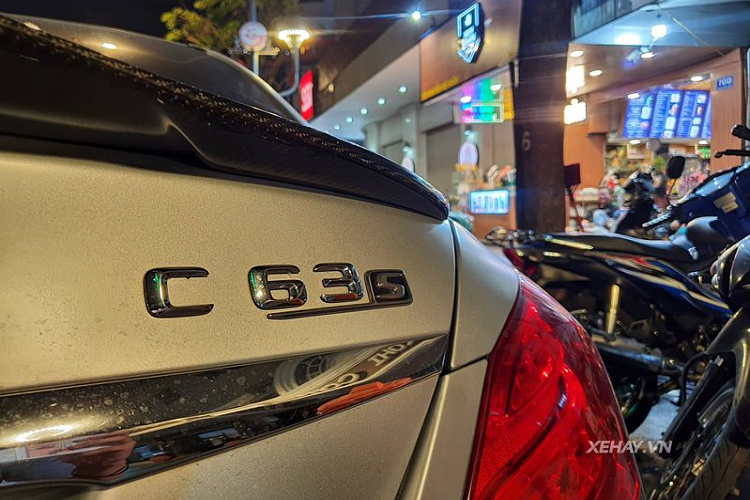 Thêm một điểm đặc biệt nữa trên chiếc Mercedes-AMG C63 S Edition 1 duy nhất Việt Nam, đó là khối động cơ tăng áp kép V8 4.0L của xe đã được nâng cấp với ECU cập nhật, hệ thống tăng áp kép tinh chỉnh và ống xả sửa đổi.
