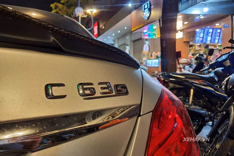 Thêm một điểm đặc biệt nữa trên chiếc Mercedes-AMG C63 S Edition 1 duy nhất Việt Nam, đó là khối động cơ tăng áp kép V8 4.0L của xe đã được nâng cấp với ECU cập nhật, hệ thống tăng áp kép tinh chỉnh và ống xả sửa đổi.