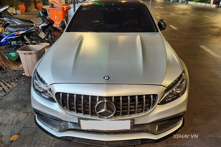 Bên cạnh đó, Mercedes-AMG C63 S Edition 1 hàng độc này còn có nhiều chi tiết thể thao đáng chú ý như cản trước tích hợp hốc hút gió hầm hố, bộ khuếch tán sau mạnh mẽ, ống xả kép mạ crôm sáng bóng hay bộ mâm đa chấu thể thao 19 inch được sơn đen mờ có đường kẻ chỉ màu đỏ đặc trưng của các mẫu Mercedes phiên bản Edition 1.