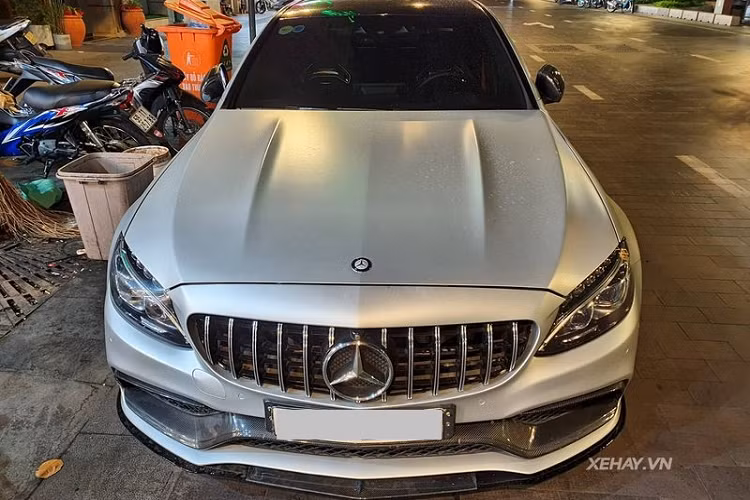 Bên cạnh đó, Mercedes-AMG C63 S Edition 1 hàng độc này còn có nhiều chi tiết thể thao đáng chú ý như cản trước tích hợp hốc hút gió hầm hố, bộ khuếch tán sau mạnh mẽ, ống xả kép mạ crôm sáng bóng hay bộ mâm đa chấu thể thao 19 inch được sơn đen mờ có đường kẻ chỉ màu đỏ đặc trưng của các mẫu Mercedes phiên bản Edition 1.