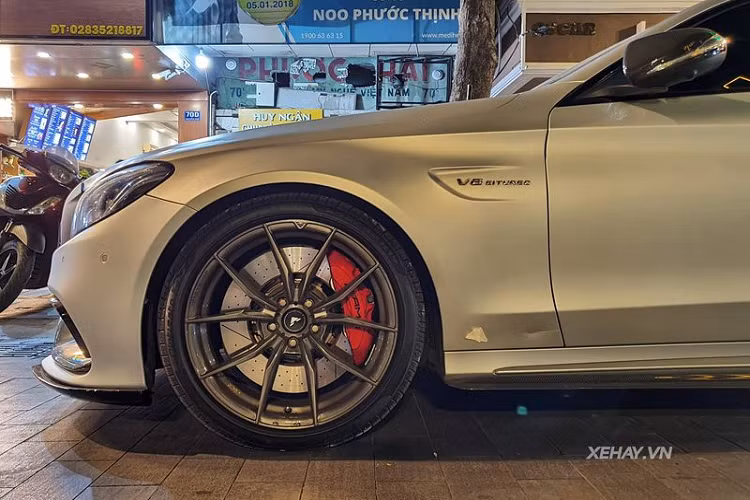 Một số bộ phận trên mẫu xe sang Mercedes-AMG C63 S Edition 1 được làm từ sợi carbon để tối ưu trọng lượng, tăng tính khí động học cho xe, bao gồm líp trước, cánh gió sau...