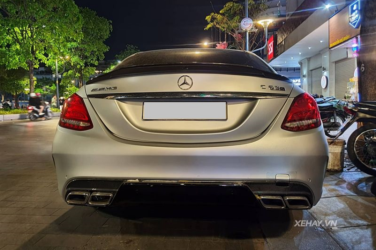 Điều đó có nghĩa là chiếc C63 S Edition 1 này còn mạnh hơn cả các con số nguyên bản - công suất 510 mã lực và mô-men xoắn cực đại 700Nm.