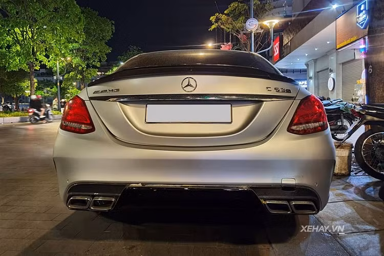 Điều đó có nghĩa là chiếc C63 S Edition 1 này còn mạnh hơn cả các con số nguyên bản - công suất 510 mã lực và mô-men xoắn cực đại 700Nm.