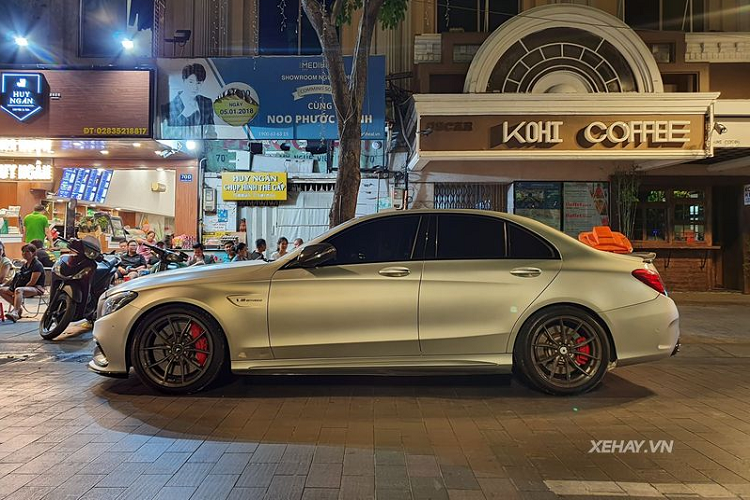 Tại thời điểm ra mắt năm 2015, giá xe Mercedes-AMG C63 S Edition 1 có mức bán niêm yết tại Việt Nam là 4,6 tỷ đồng. Sau 6 năm, xe được rao bán với giá 3,9 tỷ đồng nên khiến khá nhiều người băn khoăn vì số tiền đó thậm chí có thể mua được một chiếc S-Class đời mới hơn.
