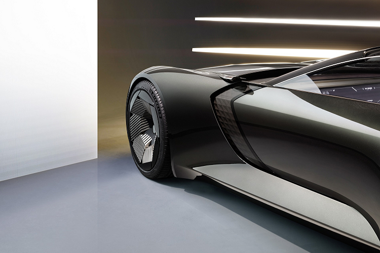 Điểm nổi bật nhất về công nghệ trên Audi Skysphere Concept là khả năng thay đổi chiều dài trục cơ sở lên đến 250 mm chỉ với một phím bấm. Với chế độ thể thao, trục cơ sở của xe dài 4.940 mm. Khi chuyển sang chế độ GT, trục cơ sở tăng đến 5.189 mm, tương đương với mẫu sedan hạng sang Audi A8 L.