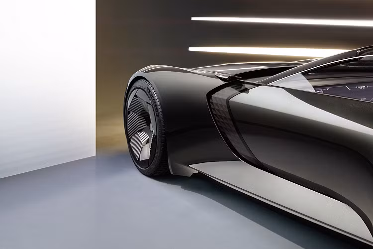 Điểm nổi bật nhất về công nghệ trên Audi Skysphere Concept là khả năng thay đổi chiều dài trục cơ sở lên đến 250 mm chỉ với một phím bấm. Với chế độ thể thao, trục cơ sở của xe dài 4.940 mm. Khi chuyển sang chế độ GT, trục cơ sở tăng đến 5.189 mm, tương đương với mẫu sedan hạng sang Audi A8 L.