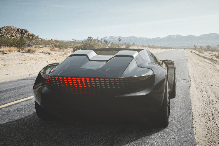 Ốp nội thất sử dụng chất liệu gỗ Bạch Đàn. Với chế độ lái tự động GT, vô lăng và bàn đạp ga thắng được ẩn đi. Người dùng chỉ có thể thao tác trên màn hình cảm ứng kích thước 55.7 inch.